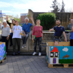 Die ersten Pflanzkübel stehen am Kellereiplatz in Hofheim